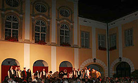 Theateraufführung im Schlosshof